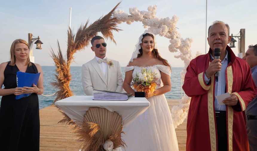 Kosta Rikalı damat ve Türk gelin Antalya'da dünyaevine girdi