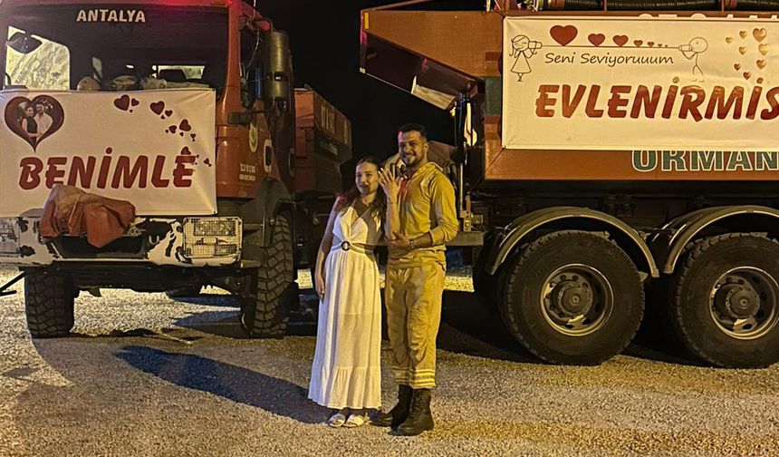 Orman işçisi arazöze pankart asıp kız arkadaşına evlilik teklif etti