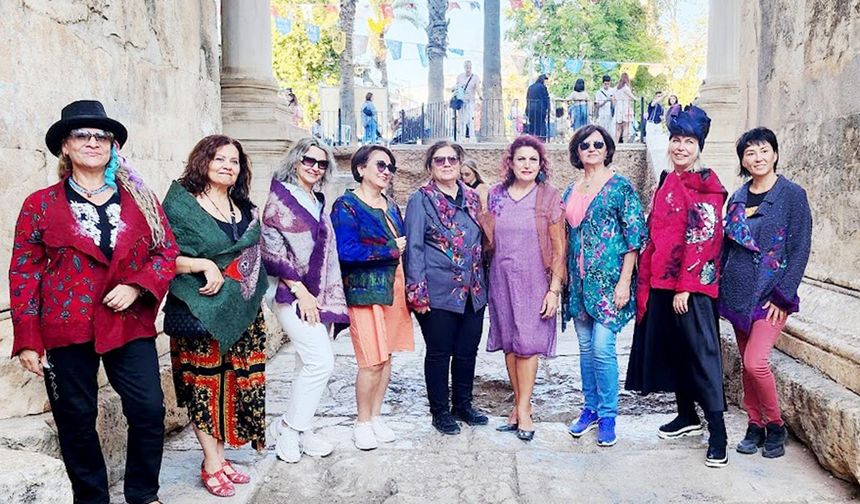 Tarihi kapıda keçe kıyafet defilesi