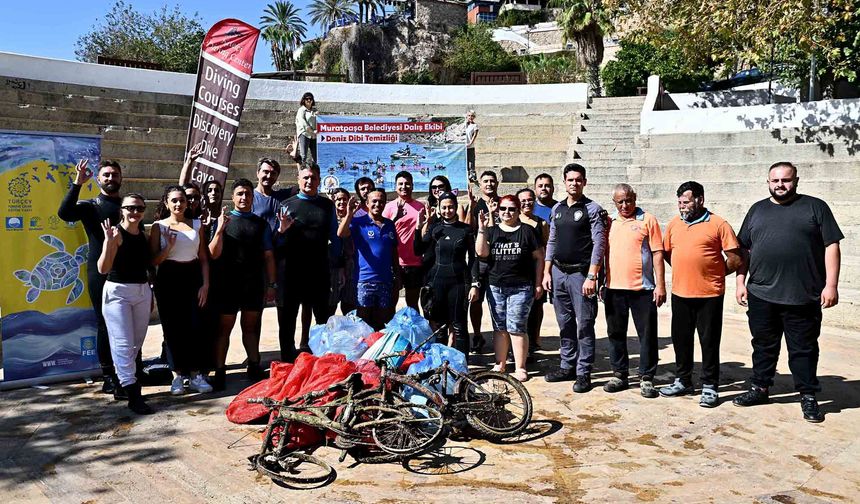 Deniz dibi temizliğinde, 2 bisiklet ve 1 tabanca bulundu
