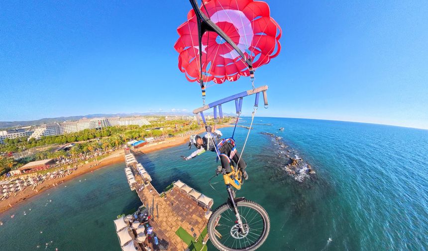 Alanya'da ilginç görüntüler! Deniz paraşütünde pedal çevirdi