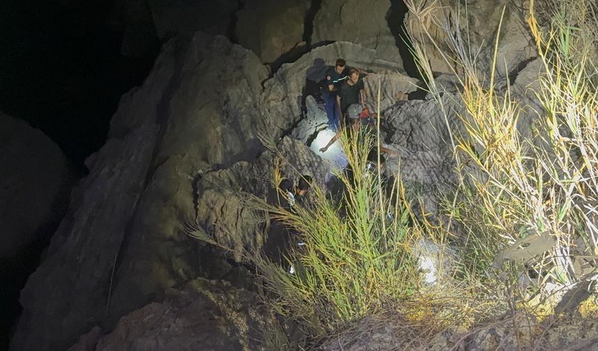 Antalya'da kayalıkta 2 kişi mahsur kaldı