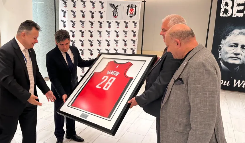 Milli basketbolcu Alperen Şengün'ün forması artık New York Türkevi'nde!
