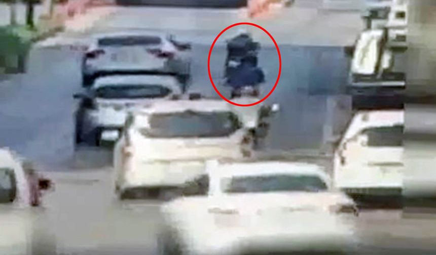 Otomobili üzerine sürdüğü motosikletlinin ölümüne neden olduğu anlar kamerada