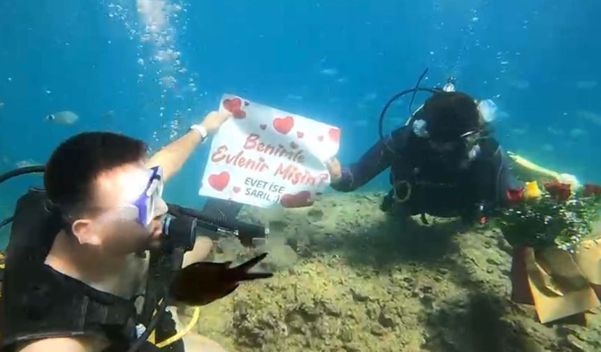 Su altında evlilik teklifi yapıp, yüzük taktı