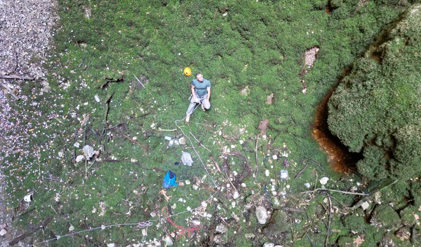 Antalya'da fenomen 90 metre olan obruğa indi