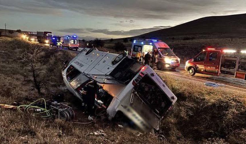 Yolcu otobüsü devrildi: 2 ölü, 21 yaralı