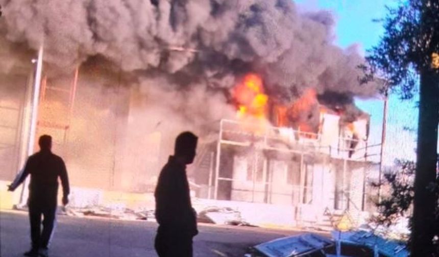 Antalya'da bahçe mobilyaları deposu alev alev yandı