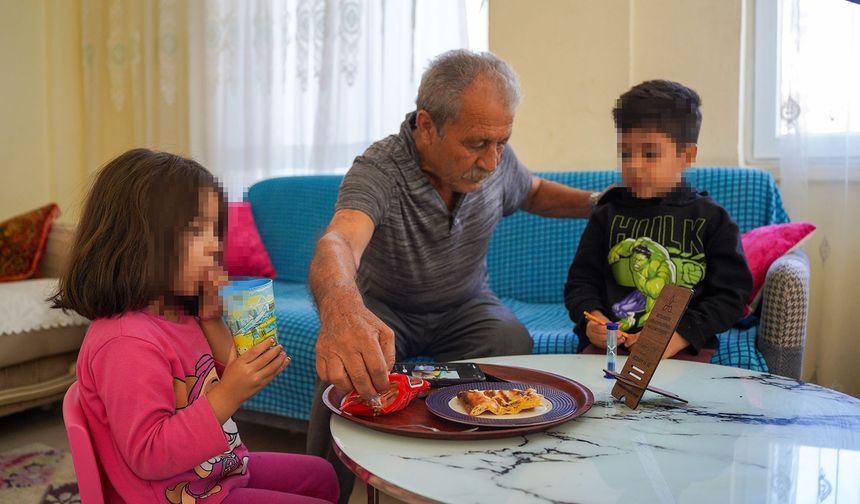 Hayatını 3 torununa adayan dedeye evden tahliye şoku