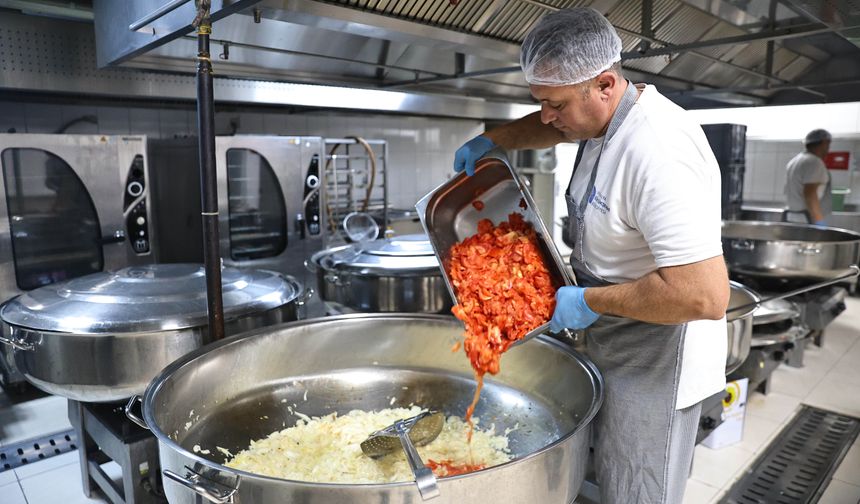 Alanya Aşevi'nden ihtiyaç sahiplerine günde 2 öğün sıcak yemek