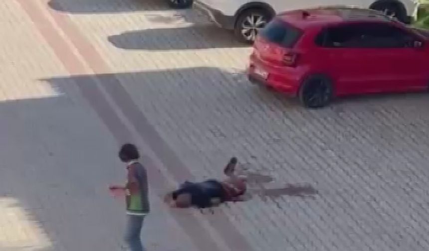 Annesinin sevgilisini 22 bıçak darbesiyle öldürdü