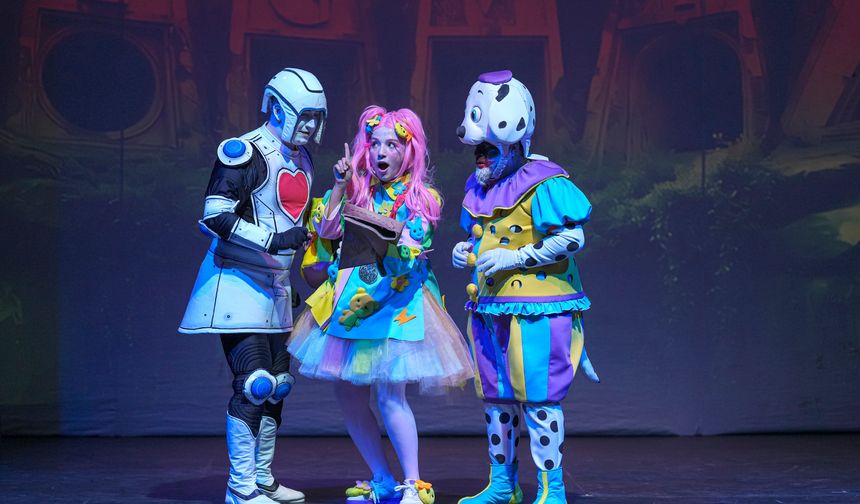 'Dino Ormanı' ile miniklerin neşeli sesleri sahneyi doldurdu