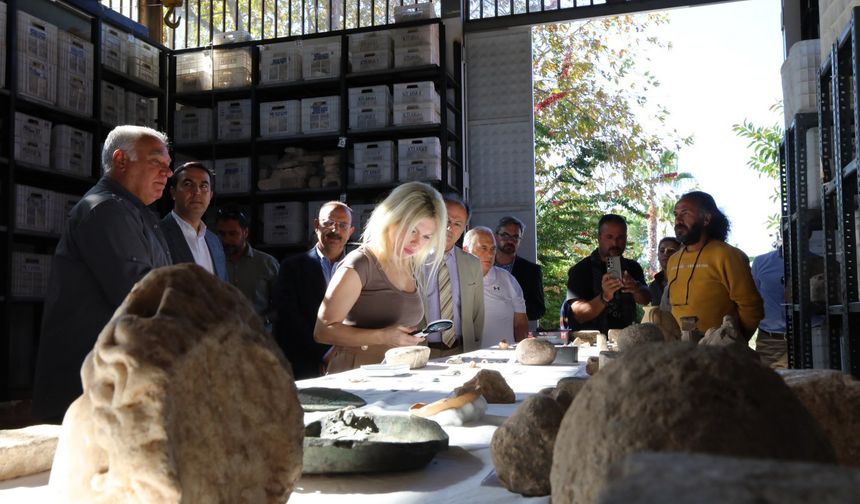 Rektör Özkan, Patara Antik Kenti'nde incelemelerde bulundu