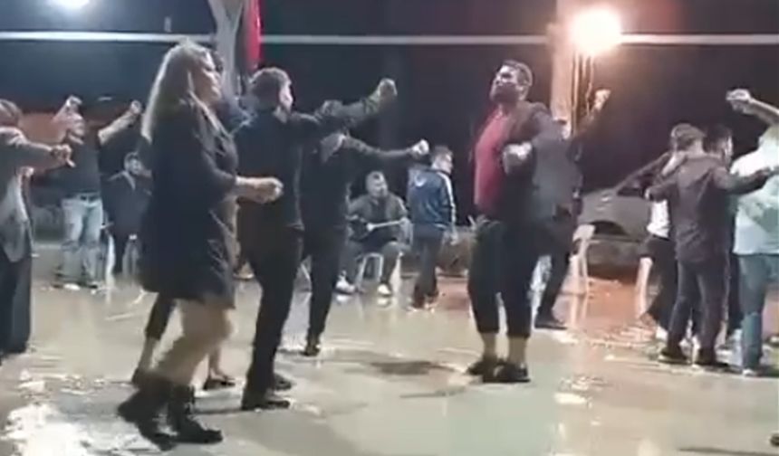 Sağanakla düğün pisti suyla doldu, davetliler aldırmadan oynadı