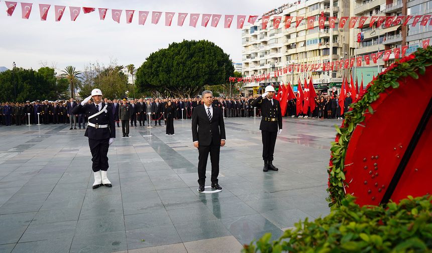 Antalya Atatürk'ü anıyor! Sirenler çaldı hayat durdu