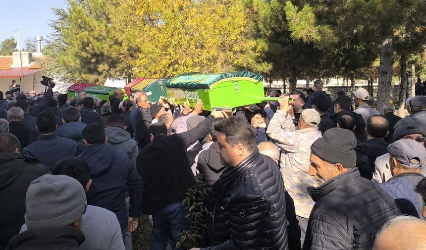 Gıda zehirlenmesi şüphesiyle ölen anne ile 2 çocuğu toprağa verildi