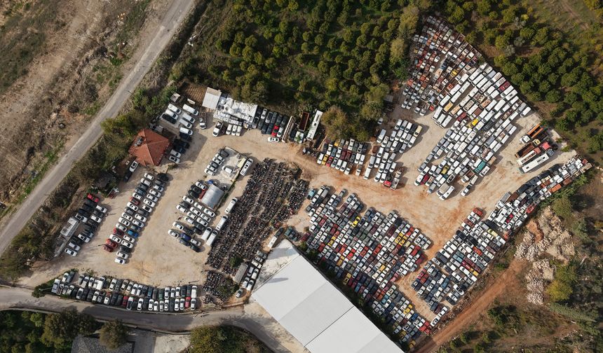 Antalya'da milyonluk araçlar çürümeye terk edildi