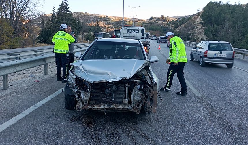 TIR ve otomobil çarpıştı: 3 yaralı