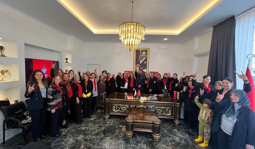 Zafer Partisi Kadınları Alanya’da sahaya indi