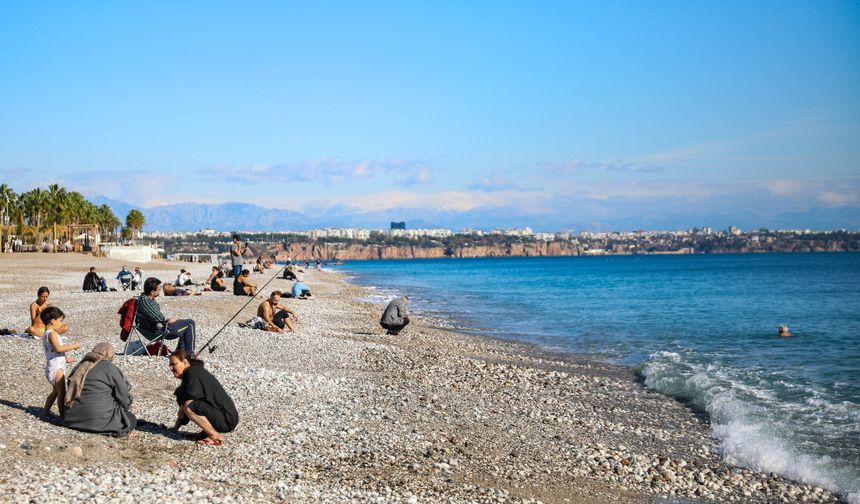 Aralık ayında denize girip, güneşlendiler
