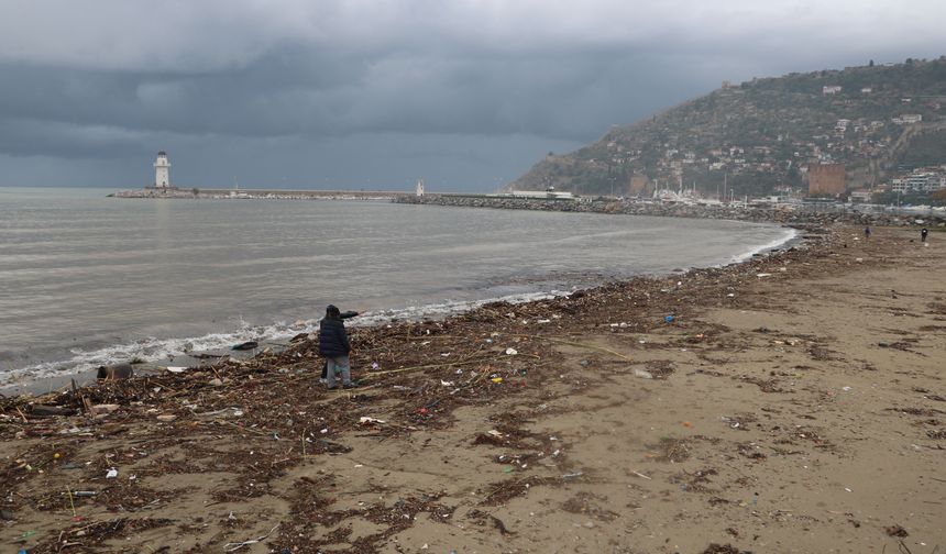 Alanya'da sağanak ve fırtına ile denize sürüklenen atıklar sahilde kirlilik oluşturdu