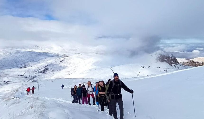 Antalya'nın beyaza bürünen zirvelere kar yürüyüşü