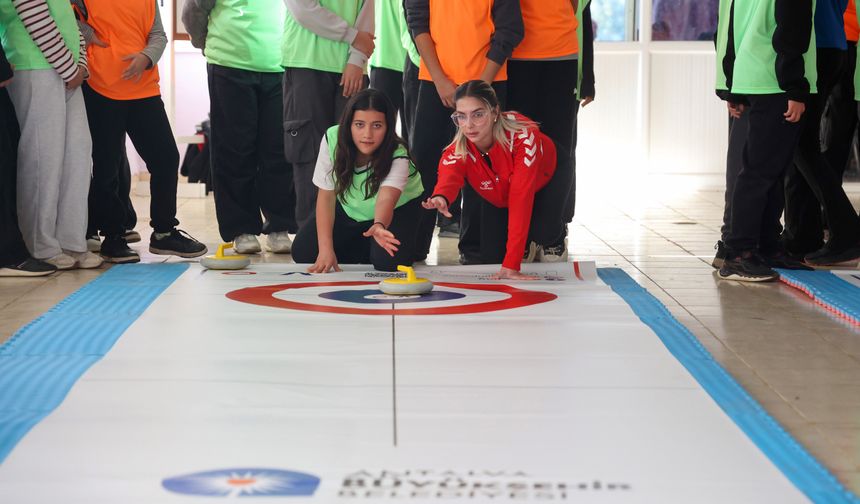 Kız çocukları floor curling ile tanıştı