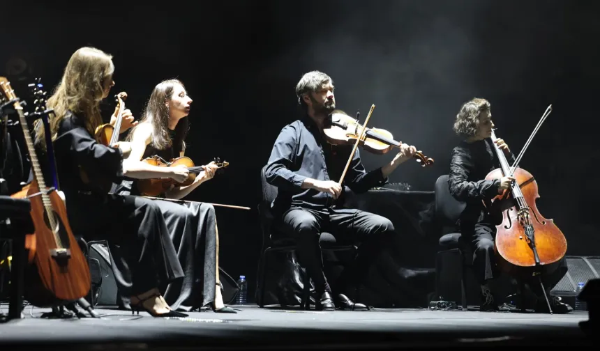 Dünyaca ünlü piyanist İzmir'de ayakta alkışlandı