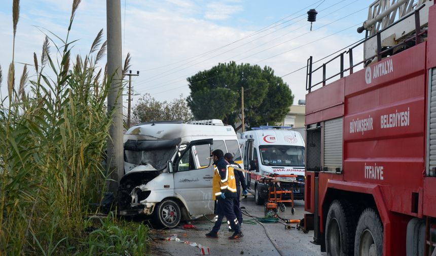 Antalya'da minibüs direğe çarptı: 2 yaralı