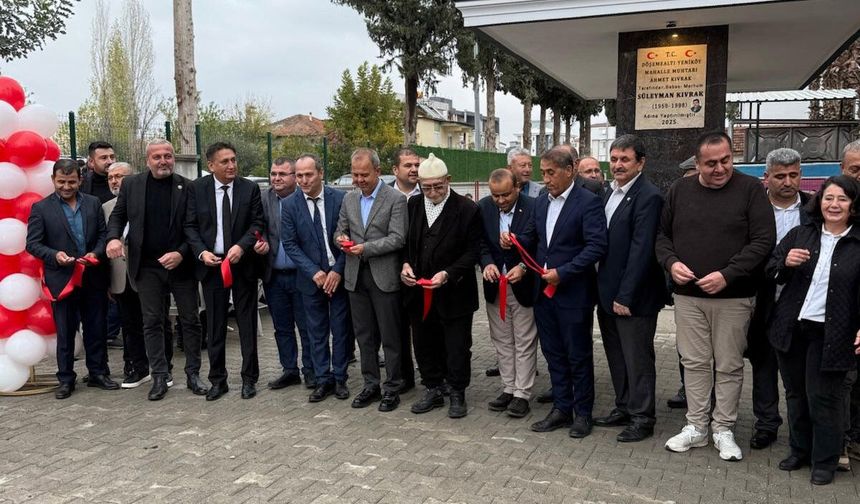 Antalya'da muhtar, okuduğu okulun yıkılan çeşmesini yeniledi