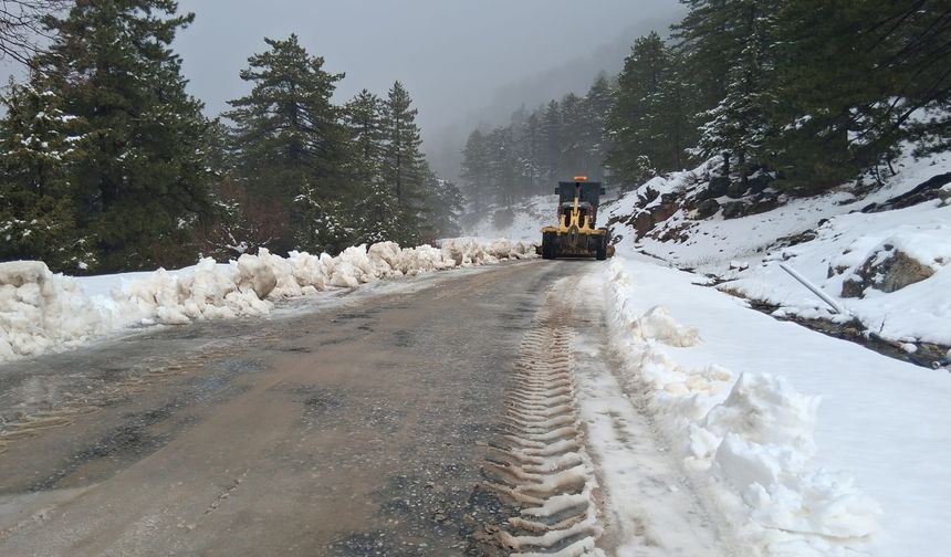 Alanya Taşatan yolunda mahsur kalan araçlar kurtarıldı