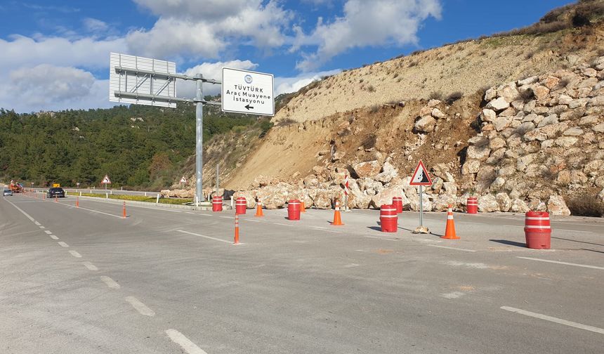 Antalya-Kumluca yolunda heyelan; trafik tek şeritten veriliyor