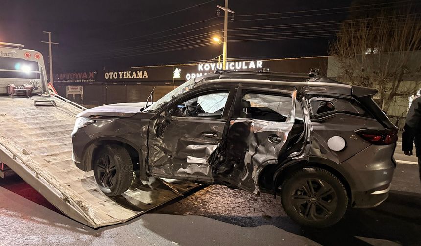 Işık ihlali yapan TIR, otomobile çarptı: 1 ölü, 5 yaralı