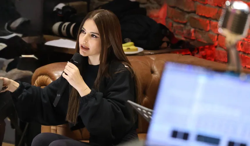 Simge Sağın Galata'da sürpriz yaptı