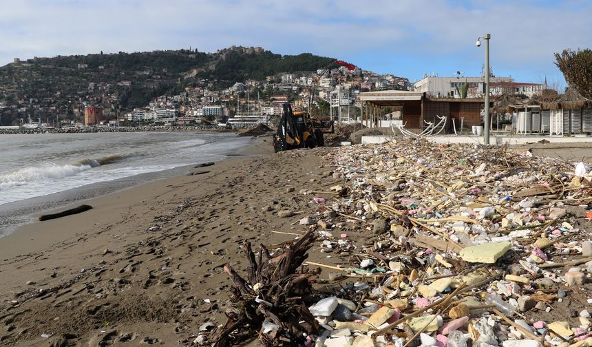 Alanya'da sağanağın ardından sahil atıkla doldu