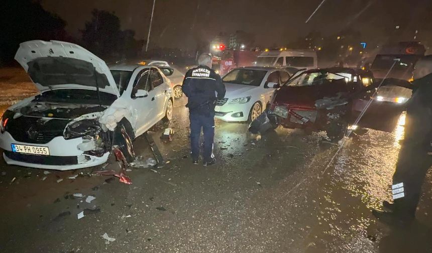 Antalya'da iki otomobil çarpıştı: 5 yaralı