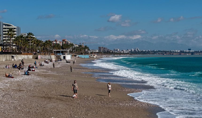 Antalya'da kuvvetli yağış; ev ve ahırları su bastı