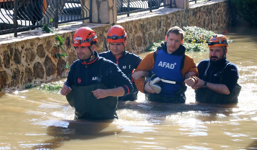 Alanya'da su seviyesi yükseldi: Mahsur kalanlar kurtarıldı