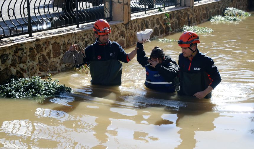 Alanya'da selde mahsur kalanlar kurtarıldı