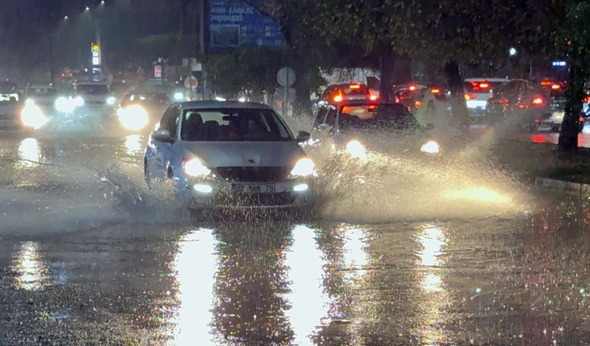 Antalya'da sağanak hayatı olumsuz etkiledi