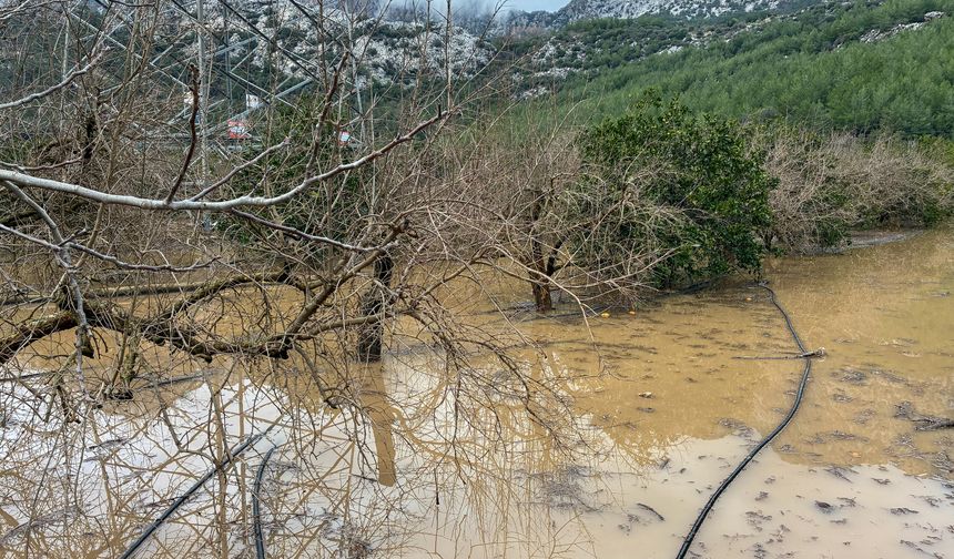 Antalya'da yağış hayatı olumsuz etkiledi