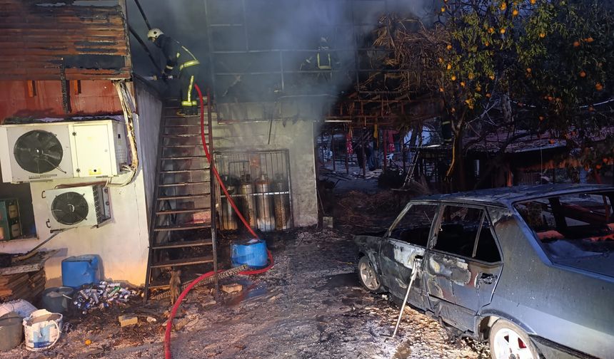 Alanya'da işletmede yangın çıktı: Alevler otomobile de sıçradı