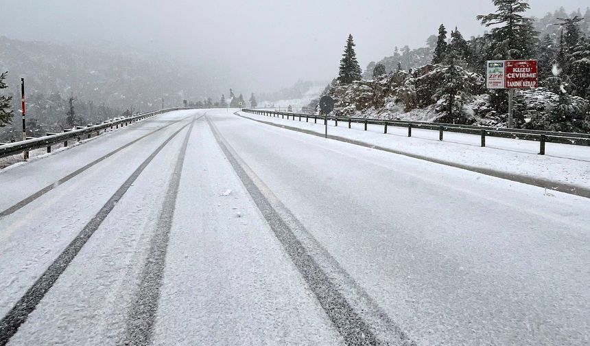 Antalya- Konya yolunda kar yağışı etkili oluyor