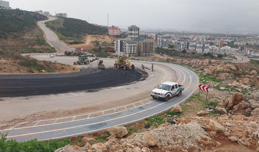 Antalya'da yağmurun aşındırdığı yollar yenileniyor