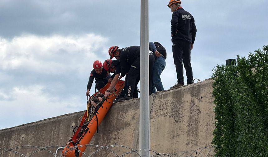 Dalgakıranda düşüp beton bloklar arasına sıkışan balıkçı kurtarıldı