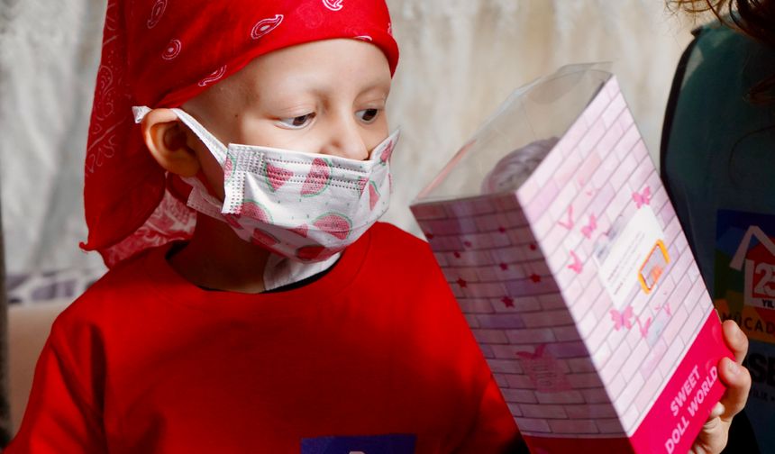 Depremde evleri yıkılan aile, lösemiyle sarsıldı