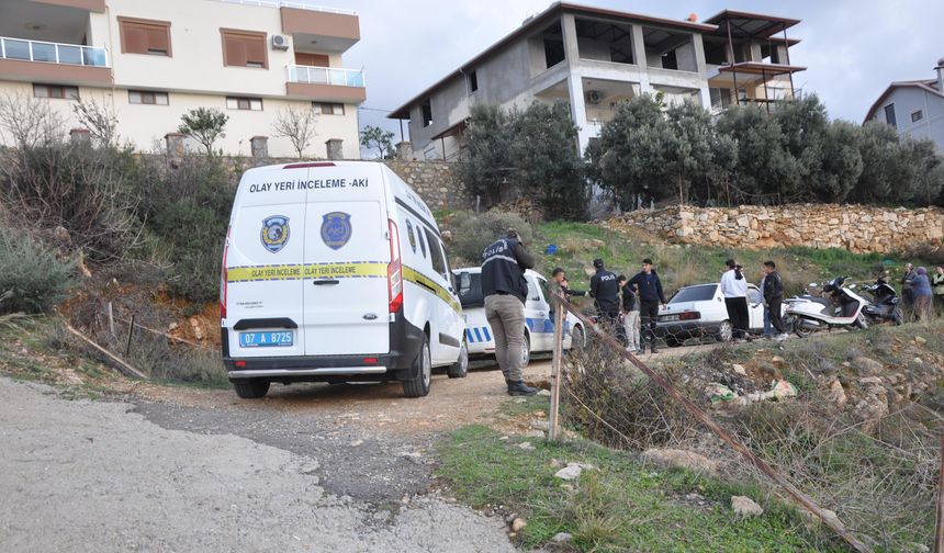 Gazipaşa'da motosiklet şarampole devrildi: 2 yaralı