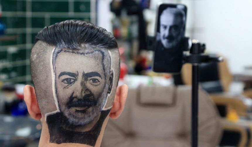 Saçlara 'İnci Taneleri'nin kahramanını çiziyor