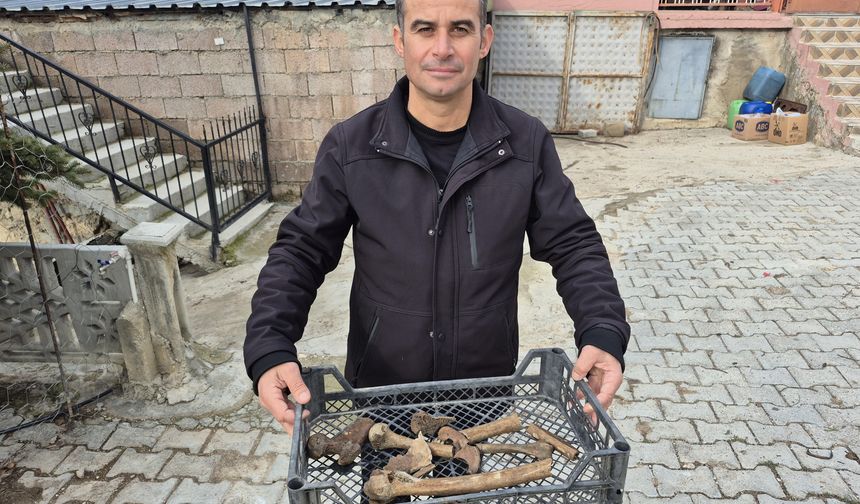 Eğirdir Gölü'nün suyu çekilen kıyı kesiminde insan kemikleri bulunan küpler ortaya çıktı