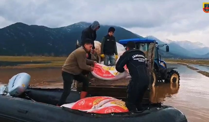 Aşırı yağışta mahsur kalan çoban ve vatandaşlara jandarma yardımı